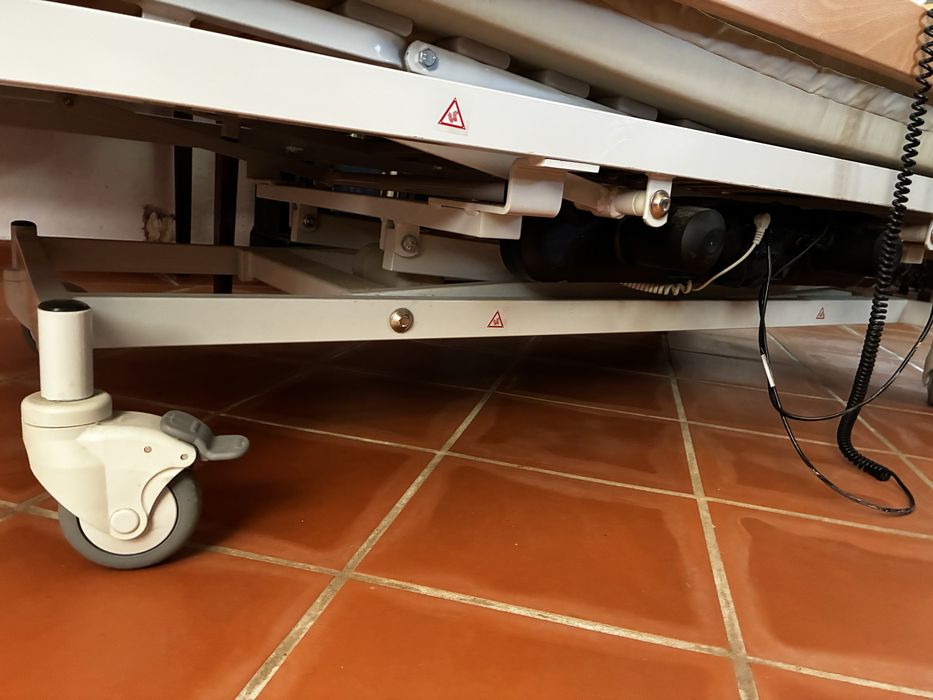 Cama hospitalar articulada, elétrica e com armação em ferro