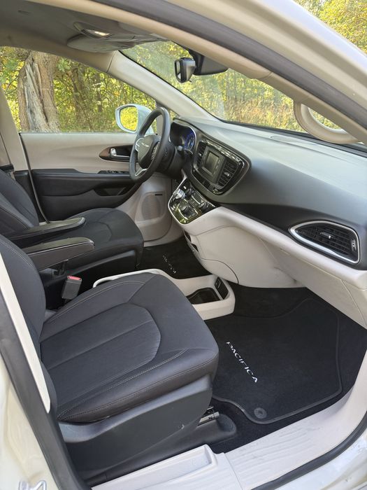 Chrysler Pacifica zarejestrowana po seriwsie