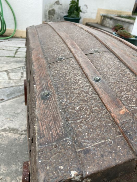 Arca centenária com motivos decorativos em baixo relevo