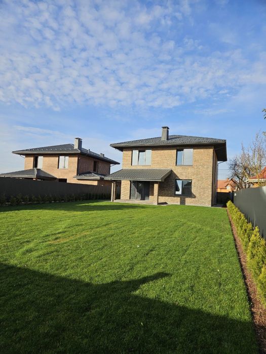 Продаю двоповерховий будинок на 178м2 в с Гатне!! Газ,