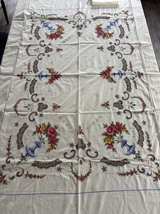 Toalha de mesa bordada a ponto cruz e 8 guardanapos