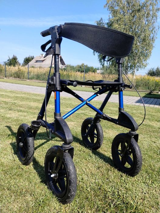 Aluminiowy chodzik na dużych pompowanych kołach.