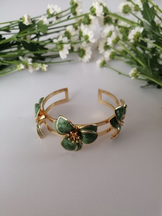 Elegancka brązoletka z kwiecistym motywem w zielono złotym kolorze