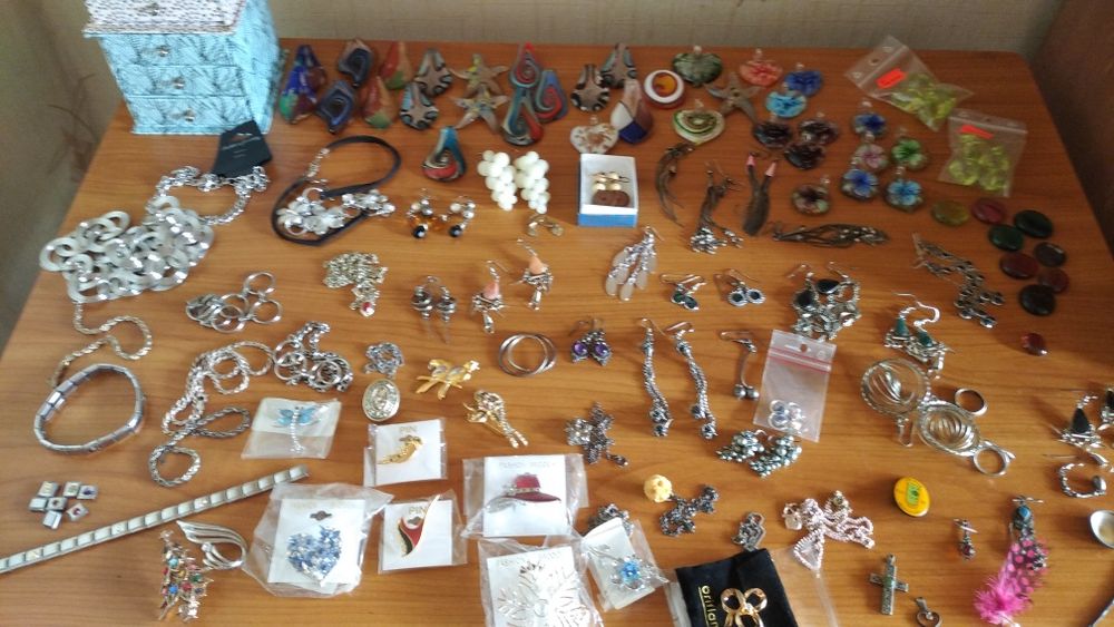 Біжутерія різноманітна