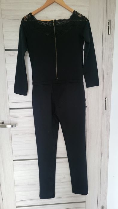 Czarny kombinezon damski z koronką, ekspres z tyłu, onesie koronkowe.