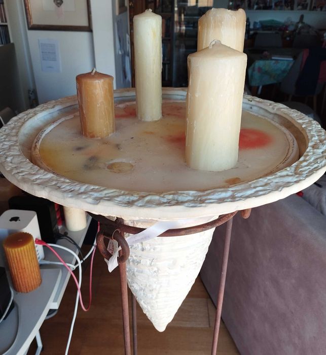 Suporte vertical para velas com ânfora invertida