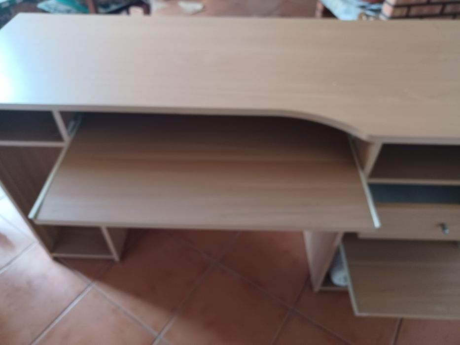 Secretária em bom estado