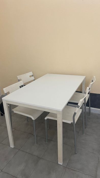 Mesa e cadeiras