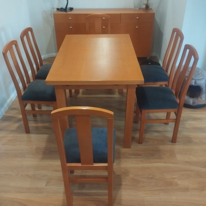 Mesa de sala de jantar com 4 cadeiras .