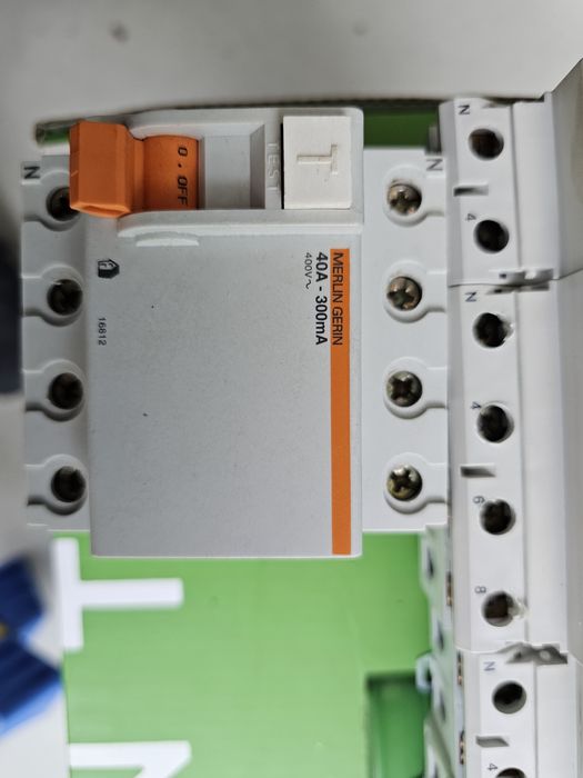 Diferenciais Hager e Merlin em excelente estado