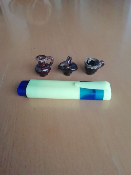 Conjunto de loiça em miniatura.