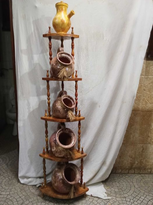 Estante de canto em madeira pintada em tons castanhos