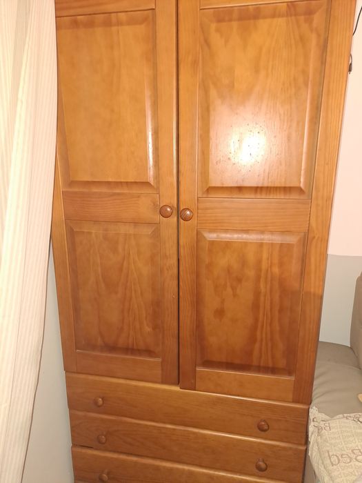 Guarda-fatos com gaveta