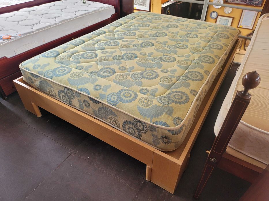 Cama de casal com estrutura em madeira maciça mais colchão