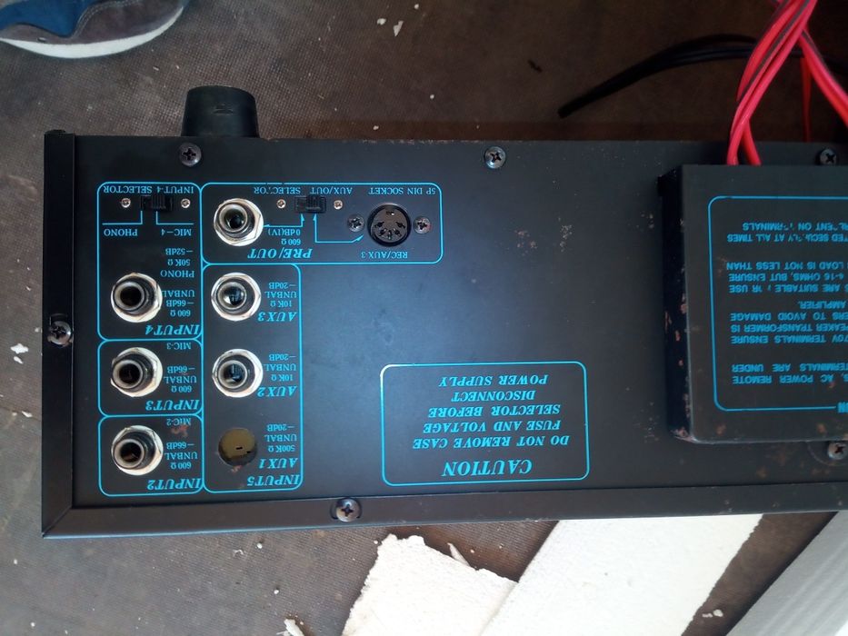 2 colunas exterior e amplificador;  tipo megafone 300W