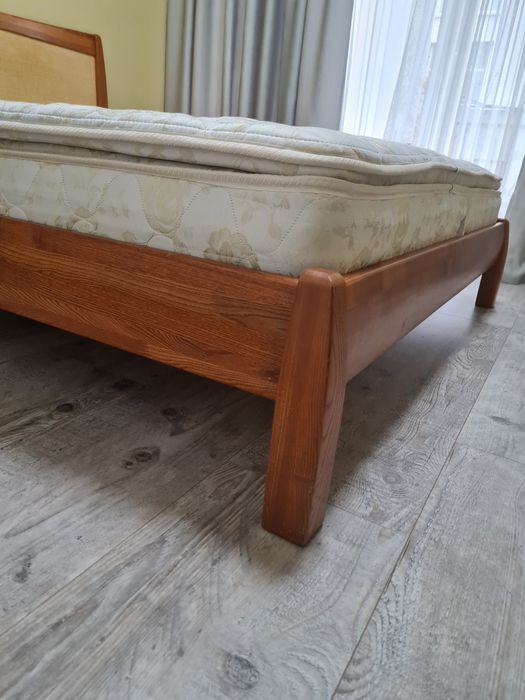 Ліжко двоспальне з ортопедичним матрацом на ламелях