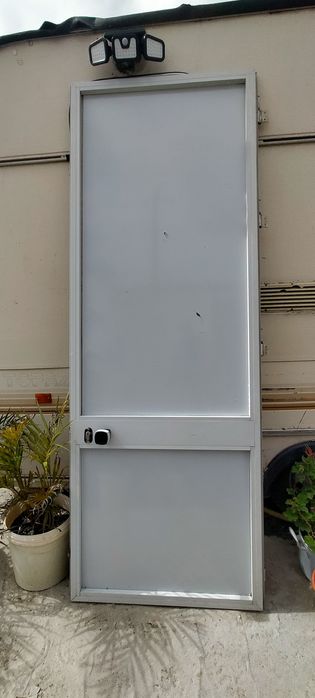 Porta em alumínio e vidro