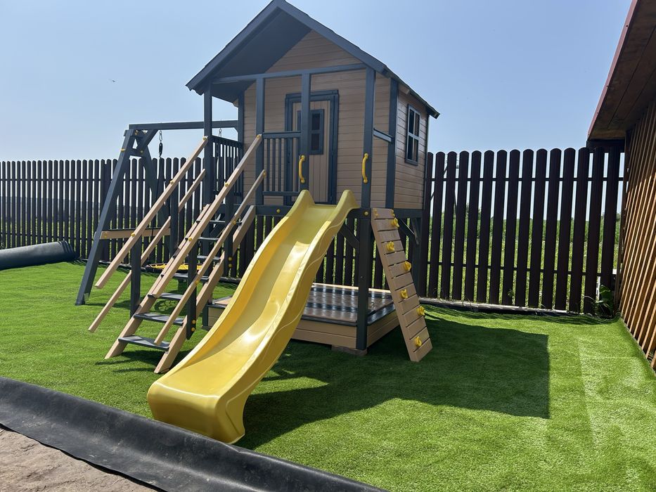 Дитячий майданчик гірка гойдалка пісочниця скелелаз