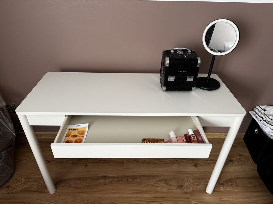 Białe biurko biała toaletka tonstad ikea
