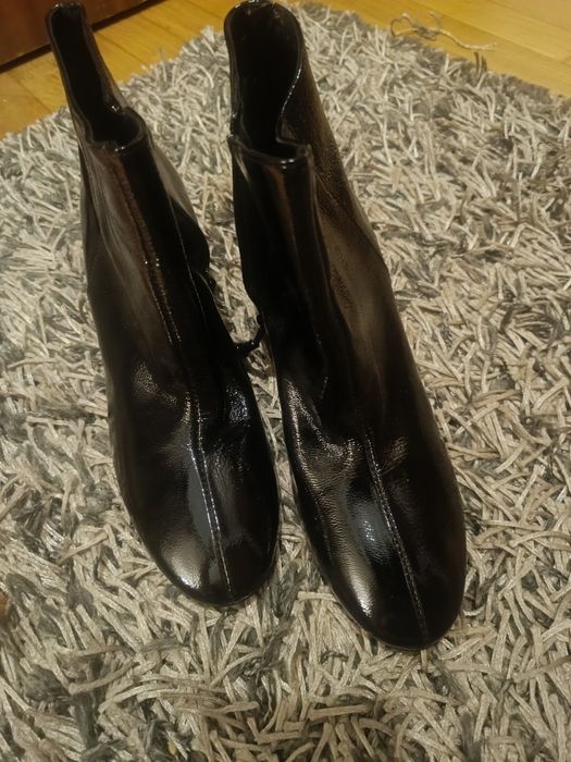 Botins em pele/ verniz  tam.39