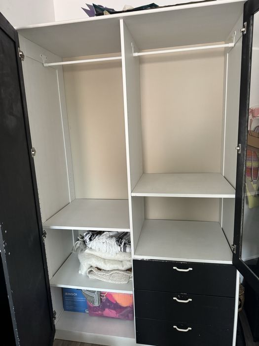 Roupeiro com porta de vidro