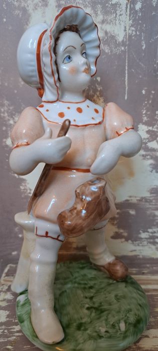 Porcelanowa figurka dziewczyna bez buta