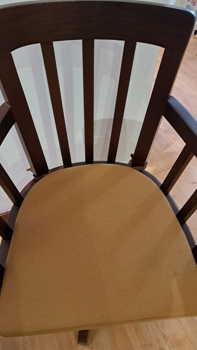 Cadeira de secretária antiga em madeira maciça