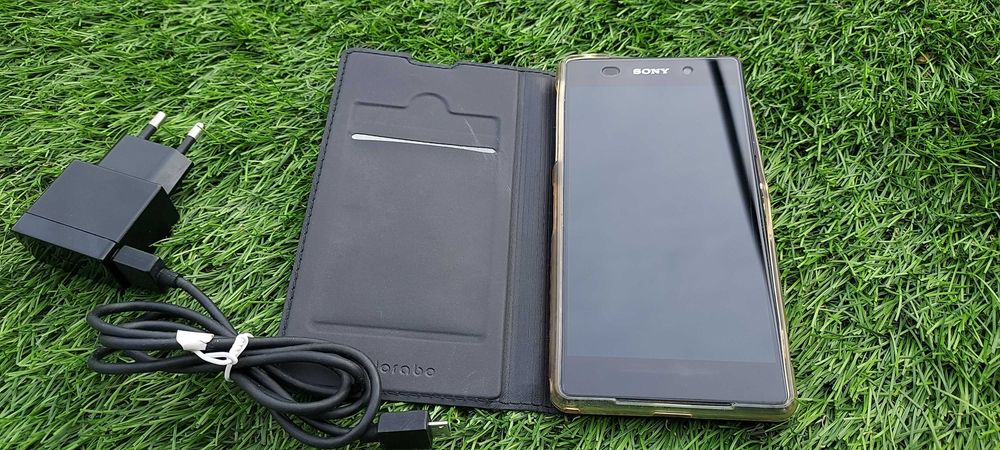Telemóvel Sony em muito bom estado com oferta da capa