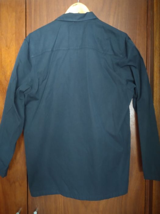 Camisa de homem preta.