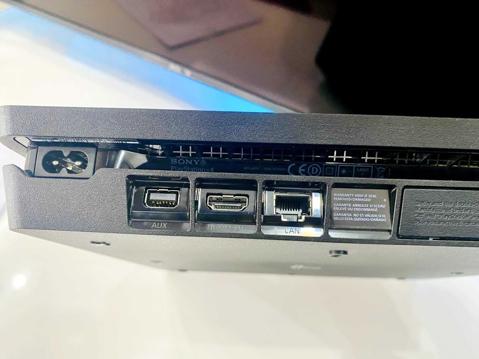 PS4 Slim 1Tb com 4 jogos (atualizado)