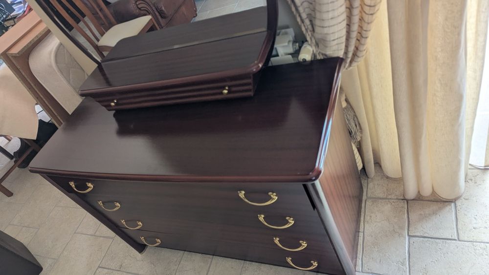 Mobília de quarto (cama, cabeceiras, cadeira, cómoda)