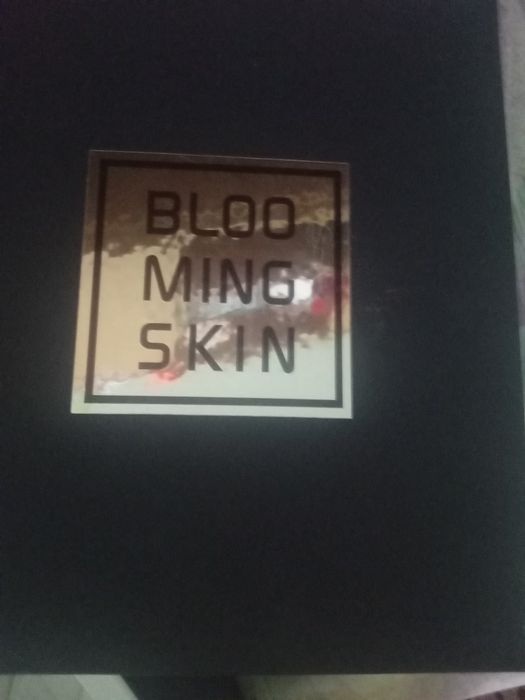 Blooming Skin  Conceito de rejuvenescimento ...