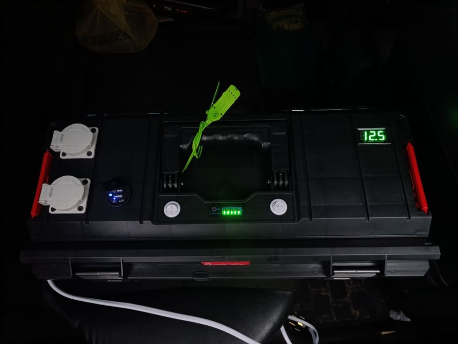 Зарядна станція 2000wh