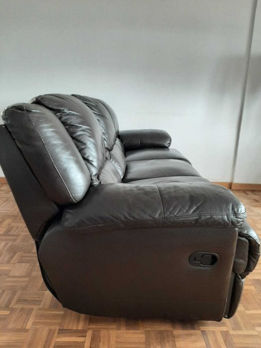Sofá em pele castanha