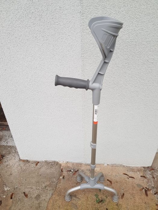 Czwórnóg z uchwytem kuli łokciowej