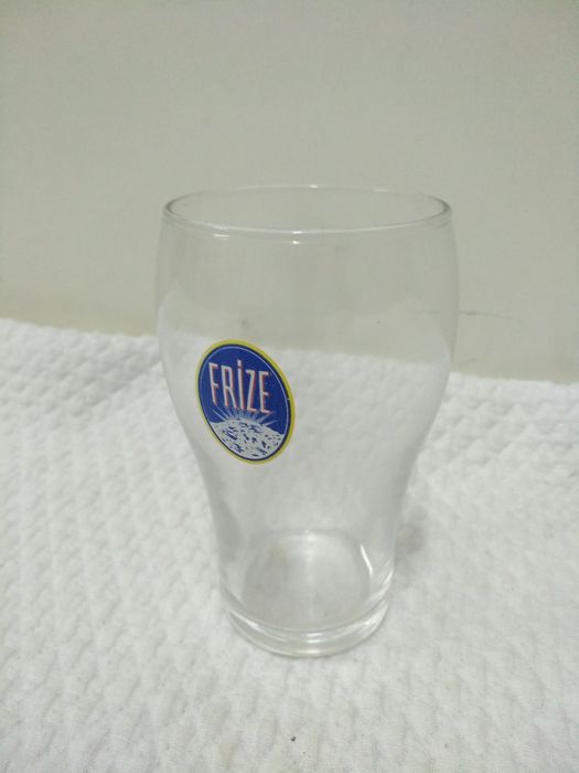 Variedade de copos antigos com publicidade para coleção