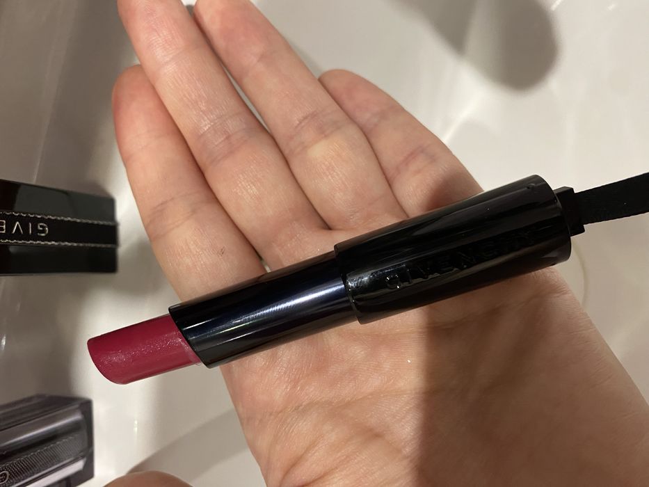 GIVENCHY Rouge Interdit Vinyl губная помада с маслом черной розы
