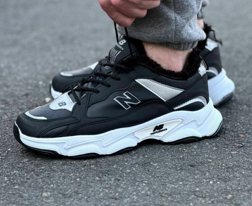 Продам НОВІ чоловічі кросівки