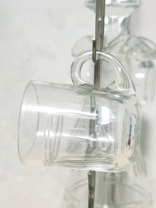 Antiga licoreira em cristal com suporte com banho em prata