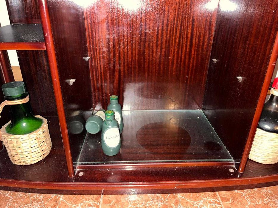 Móvel de sala em madeira com prateleira em vidro