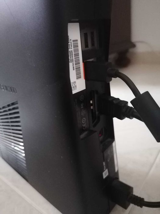 XBOX 360 com comando, kinect e 4 jogos