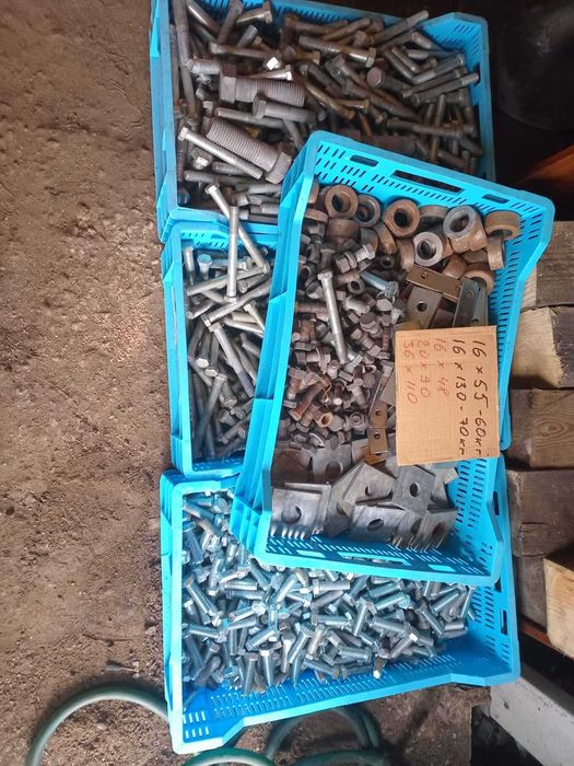 Болти гайки на вагу. Великі розміри