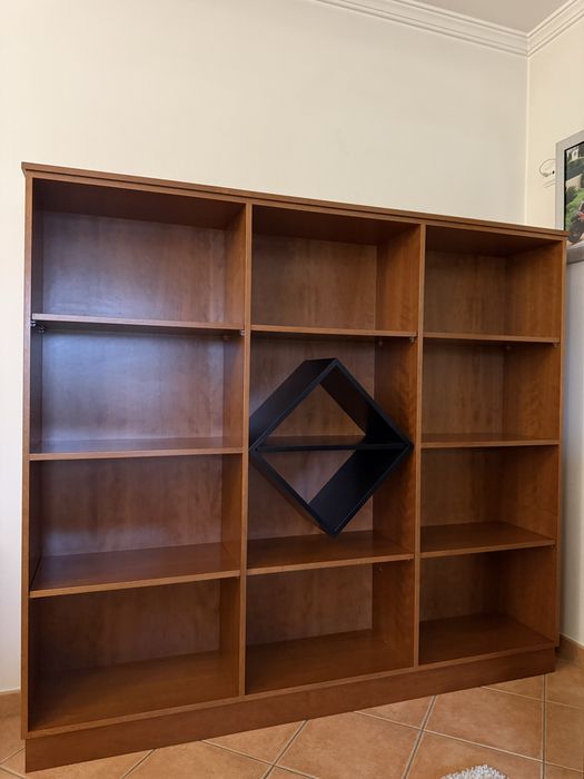 Estante com prateleiras para escritório