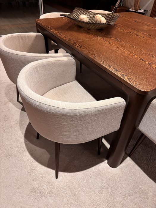 8 Cadeiras em Tecido Beije mesclado  e Pés em Sucupira.