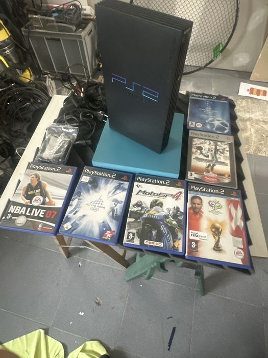 PS2 com cabos e dois comandos e jogos