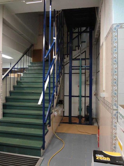 Arrenda-se loja em Algés