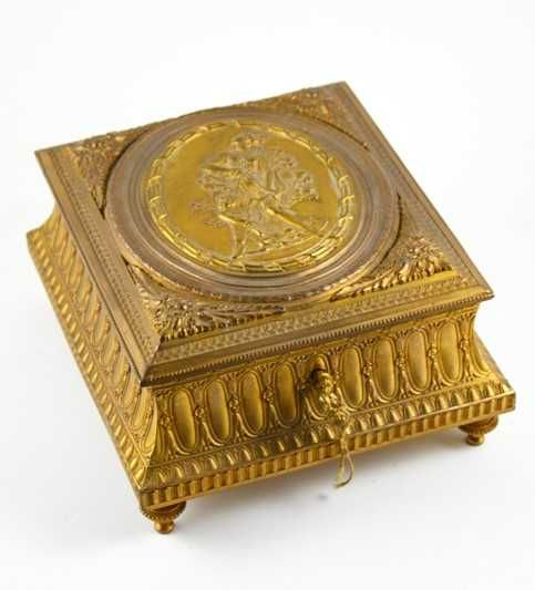 Caixa em Metal forrada a Veludo