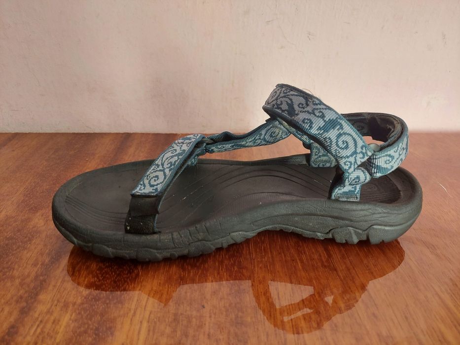 Сандали туристическии фірми teva оригінал 

Стан хороший 

Привезено і