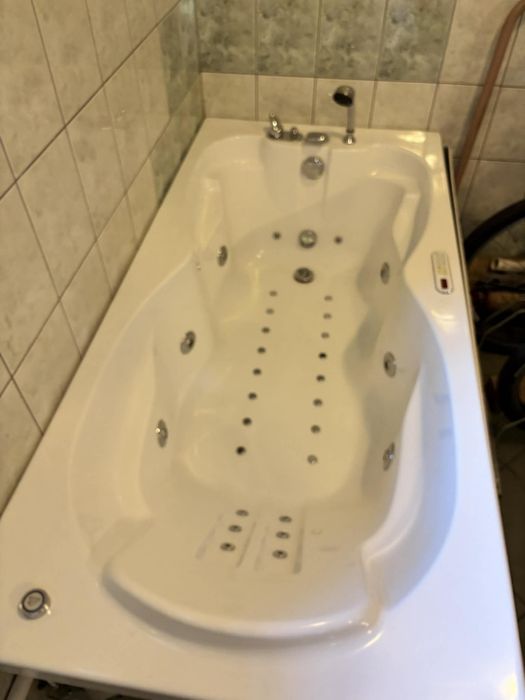 Ravak z hydromasażem