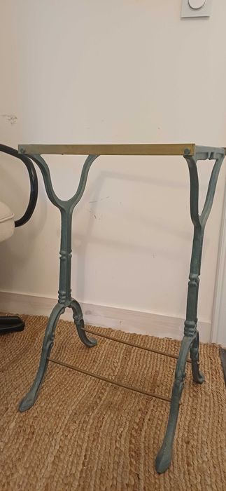 Stolik/Żeliwny odlew/podstawa pod umywalkę